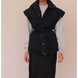NEW LINE AND DOT teddy puffer vest in black
